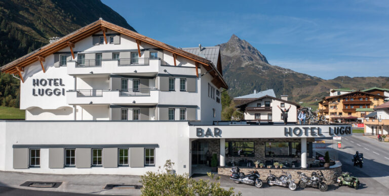 Hotel Luggi Galtuer Ansicht Sommer Bikehotel